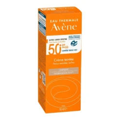 Crema colorata SPF 50+ viso e collo, indicata per pelli secche e sensibili soggette a scottature, offre una protezione solare motlo alta (UVA-UVB, luce blu visibile ad alta energia) e una sensazione di comfort immediato.