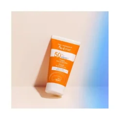 Crema SPF 50+ viso e collo, con profumo, indicata per pelli secche e sensibili soggette a scottature, offre una protezione solare motlo alta (UVA-UVB, luce blu visibile ad alta energia) e una sensazione di comfort immediato.