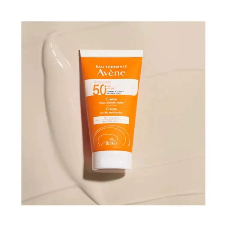Crema SPF 50+ viso e collo, con profumo, indicata per pelli secche e sensibili soggette a scottature, offre una protezione solare motlo alta (UVA-UVB, luce blu visibile ad alta energia) e una sensazione di comfort immediato.