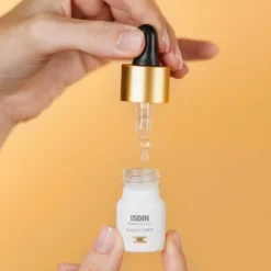 Flavo-C Forte è un potente siero viso intensivo con il 15% di vitamina C pura e fresca che rivitalizza, illumina e aiuta a ridurre i segni di affaticamento della pelle.