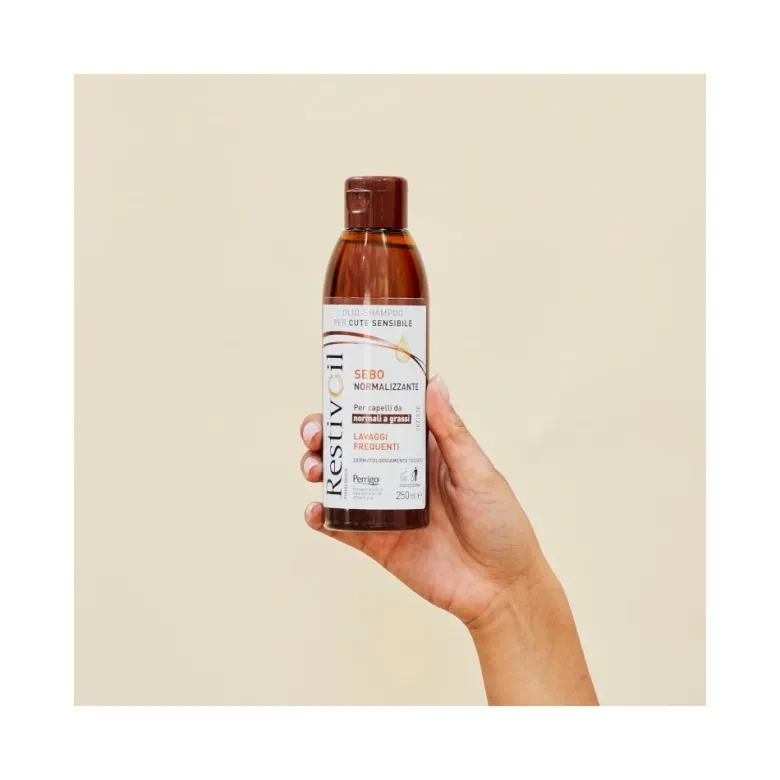 Restivoil Sebo-normalizzante olio-shampoo lavaggi frequenti per capelli da normali a grassi 250ml